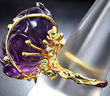 Массивное золотое кольцо с крупным резным аметистом, цаворитами и бриллиантами Золото