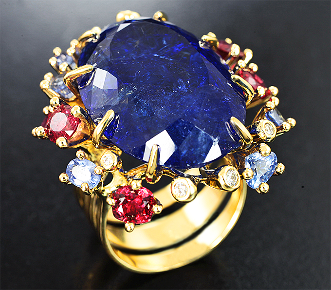 Неповторимое золотое кольцо с невероятных размеров и цвета танзанитом 36,61 карата, рубиновыми шпинелями, голубыми сапфирами и бриллиантами