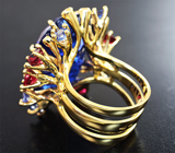 Неповторимое золотое кольцо с невероятных размеров и цвета танзанитом 36,61 карата, рубиновыми шпинелями, голубыми сапфирами и бриллиантами