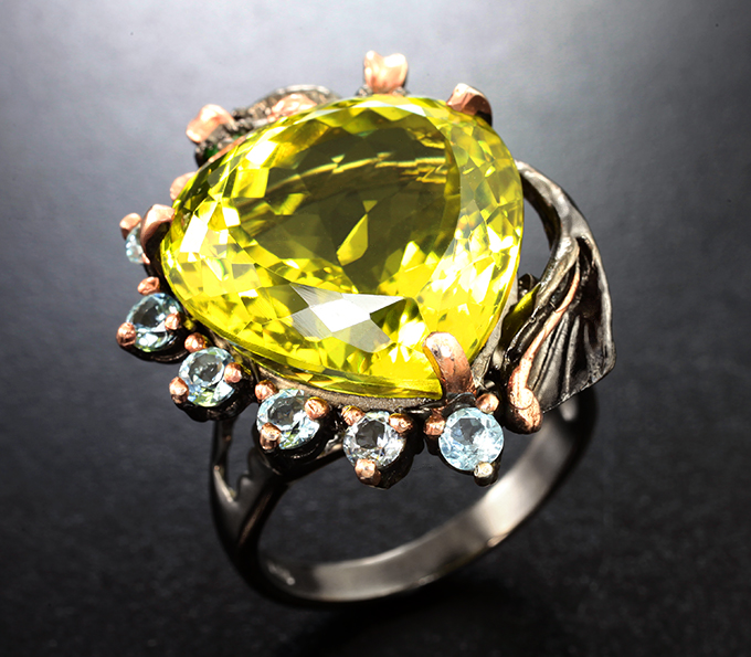 Серебряное кольцо с лимонным цитрином 22+ карат, бесцветными топазами и диопсидами