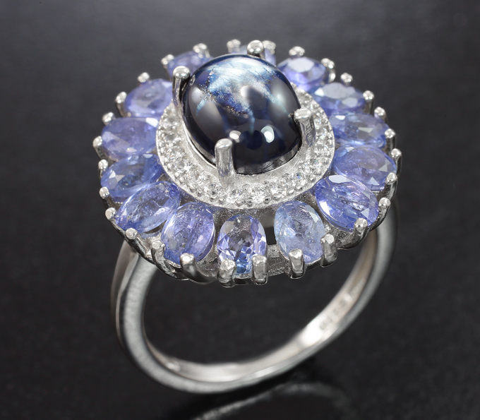 Серебряное кольцо cо звездчатым сапфиром и танзанитами