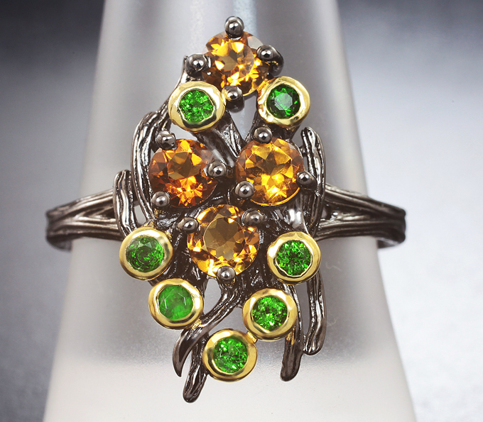 Черненое серебряное кольцо с цитринами и диопсидами