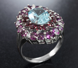 Яркое серебряное кольцо с голубым топазом лазерной огранки, альмандинами и родолитами