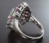 Яркое серебряное кольцо с голубым топазом лазерной огранки, альмандинами и родолитами