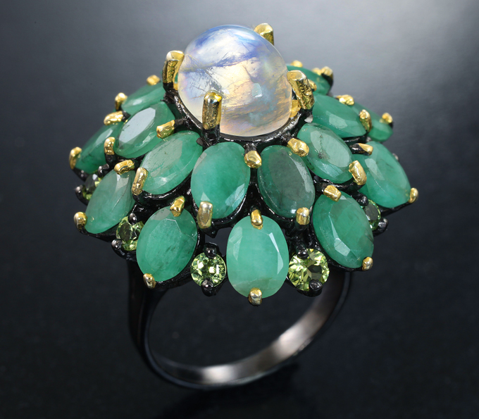 Серебряное кольцо с лунным камнем, изумрудами и перидотами