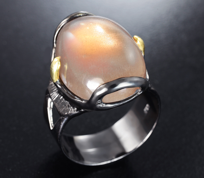 Серебряное кольцо с солнечным камнем