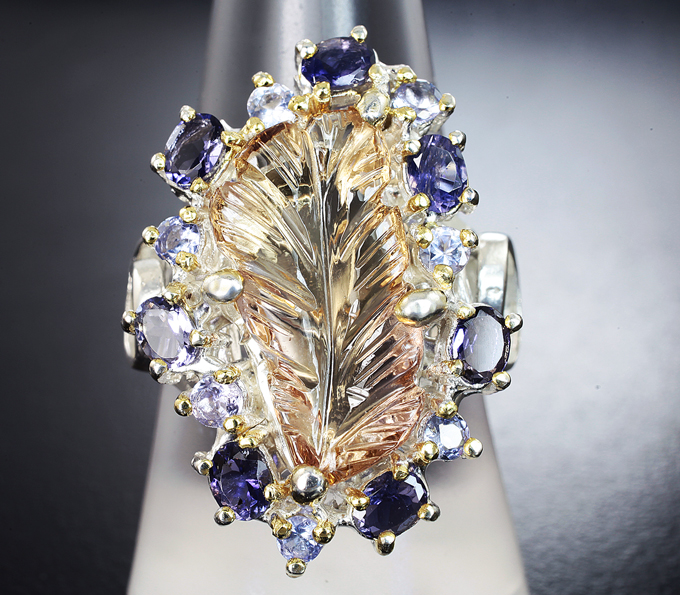 Серебряное кольцо с резным цитрином, танзанитами и иолитами