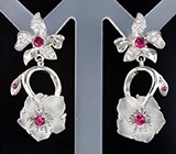 Серебряные серьги с резным бесцветным кварцем и рубинами