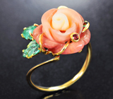 Золотое кольцо с резным solid кораллом 8,17 карата, изумрудами и красно-оранжевым сапфиром