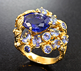 Золотое кольцо с крупным насыщенно-фиолетовым и россыпью малых танзанитов 5,96 карата, и бриллиантами