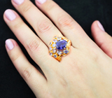 Золотое кольцо с крупным насыщенно-фиолетовым и россыпью малых танзанитов 5,96 карата, и бриллиантами