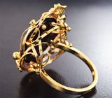 Золотое кольцо с камеей из австралийского опала на ониксе 10,45 карата, цаворитами и рубинами