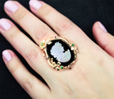 Золотое кольцо с камеей из австралийского опала на ониксе 10,45 карата, цаворитами и рубинами Золото