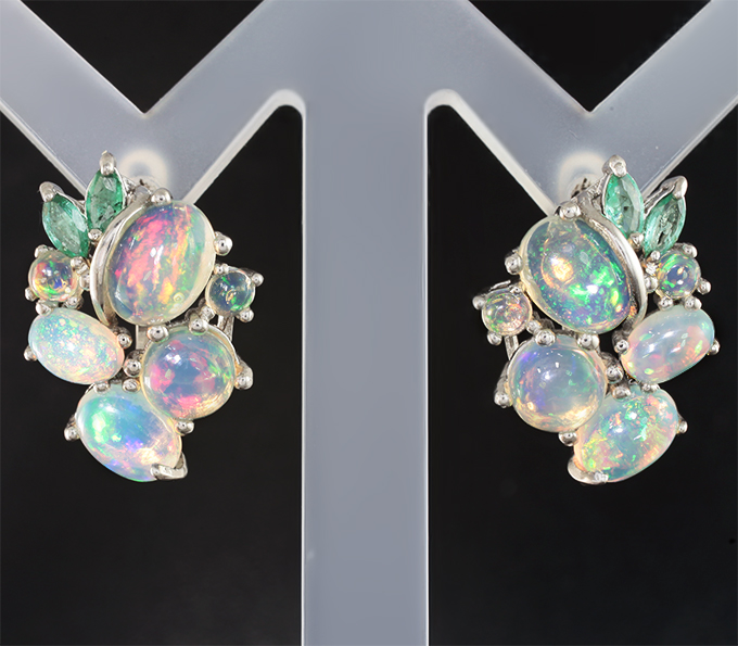 Серебряные серьги с кристаллическими эфиопскими опалами и изумрудами