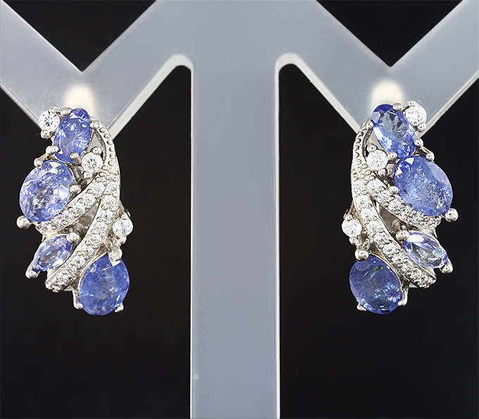 Эффектные серебряные серьги с танзанитами