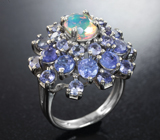 Эффектное серебряное кольцо с ограненным эфиопским опалом и танзанитами Серебро 925