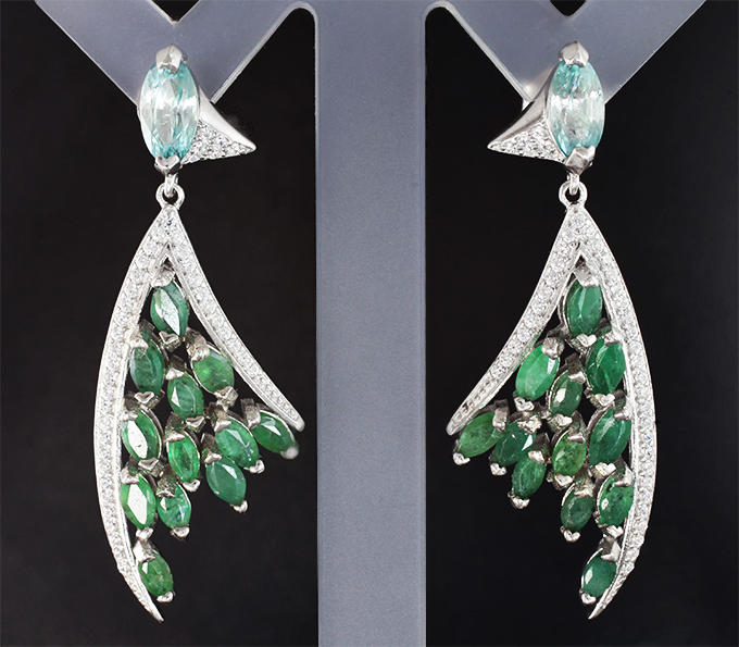 Замечательные серебряные серьги с голубыми цирконами и изумрудами