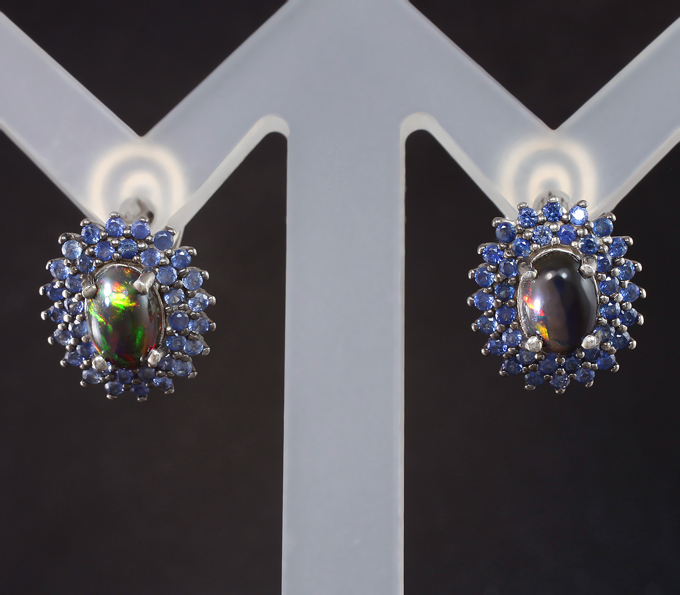 Серебряные серьги с кристаллическими черными опалами и синими сапфирами бриллиантовой огранки