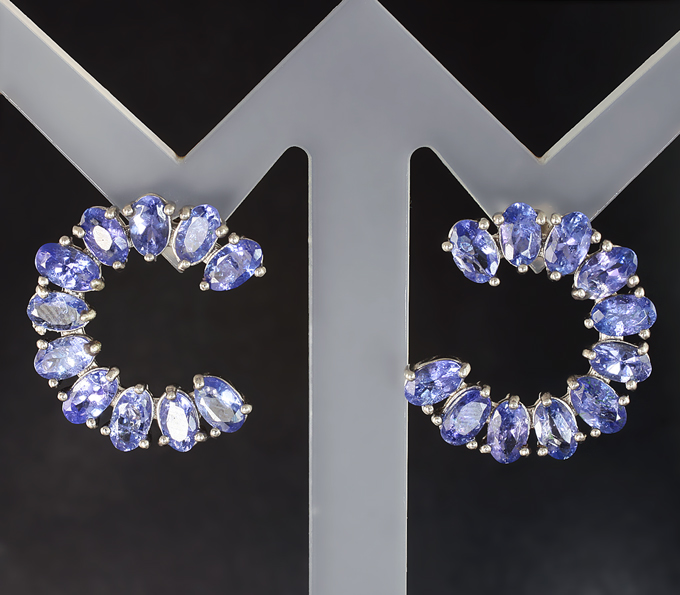 Стильные серебряные серьги с танзанитами