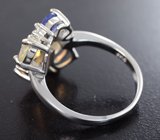 Чудесное серебряное кольцо с кристаллическими эфиопскими опалами и танзанитом