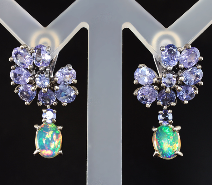 Эффектные серебряные серьги с кристаллическими эфиопскими опалами и танзанитами
