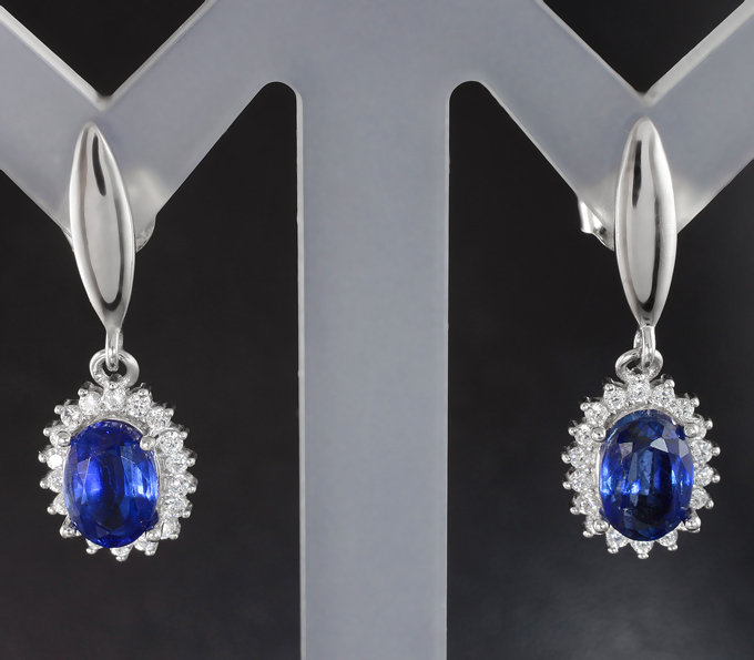 Яркие серебряные серьги с васильковыми кианитами