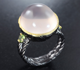 Серебряное кольцо с розовым кварцем 12+ карат и перидотами