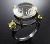 Серебряное кольцо с бесцветным кварцем лазерной огранки и перидотами