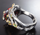 Серебряное кольцо с кристаллическим черным опалом 5,5 карата и цаворитами Серебро 925