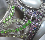 Серебряное кольцо с жемчугом барокко 61,5 карата, разноцветными сапфирами, родолитами гранатами, диопсидами и перидотами