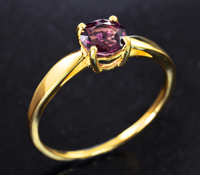 Золотое кольцо c пурпурно-розовой шпинелью 0,76 карата