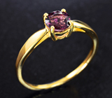 Золотое кольцо c пурпурно-розовой шпинелью 0,76 карата Золото