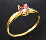 Золотое кольцо c пурпурно-розовой шпинелью 0,76 карата Золото