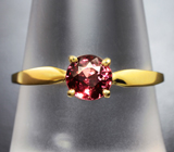 Золотое кольцо c пурпурно-розовой шпинелью 0,76 карата