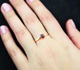 Золотое кольцо c пурпурно-розовой шпинелью 0,76 карата Золото