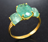 Золотое кольцо с крупным ограненным изумрудом 2,52 карата и мятно-зелеными бериллами
