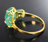 Золотое кольцо с крупным ограненным изумрудом 2,52 карата и мятно-зелеными бериллами