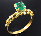 Золотое кольцо с насыщенным уральским изумрудом 0,77 карата и бриллиантом Золото