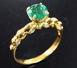 Золотое кольцо с насыщенным уральским изумрудом 0,77 карата и бриллиантом