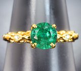 Золотое кольцо с насыщенным уральским изумрудом 0,77 карата и бриллиантом