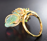 Объемное золотое кольцо с крупными яркими эфиопскими опалами 10,79 карата и изумрудами Золото