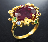 Золотое кольцо с крупным насыщенным рубином, цаворитами, красными сапфирами и бриллиантами