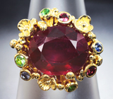 Золотое кольцо с крупным насыщенным рубином 7,13 карата, цаворитами, красными сапфирами и бриллиантами Золото