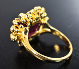 Золотое кольцо с крупным насыщенным рубином 7,13 карата, цаворитами, красными сапфирами и бриллиантами