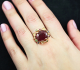Золотое кольцо с крупным насыщенным рубином 7,13 карата, цаворитами, красными сапфирами и бриллиантами