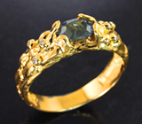 Золотое кольцо с уральским александритом оттенка морской волны 0,89 карата и бриллиантами Золото