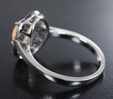Серебряное кольцо с кристаллическим эфиопским опалом и разноцветными сапфирами бриллиантовой огранки