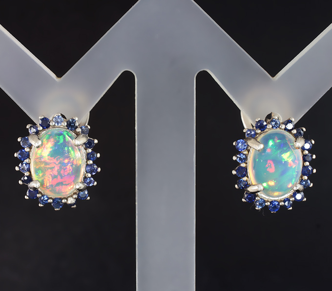 Серебряные серьги с кристаллическими эфиопскими опалами и синими сапфирами бриллиантовой огранки