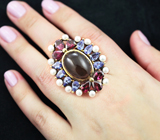 Потрясающее серебряное кольцо с дымчатым кварцем, родолитами, танзанитами и жемчугом