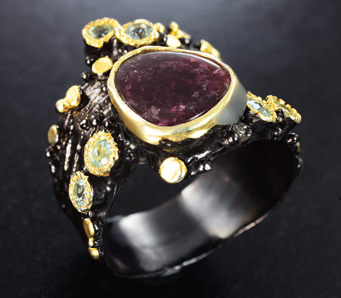 Серебряное кольцо со слайсом рубеллита турмалина и голубыми топазами